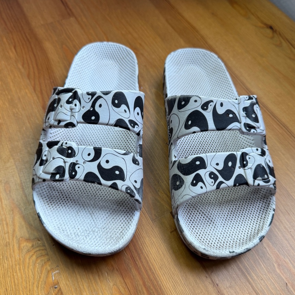 Freedom Moses, Ying, Yang, black and white slides size 4 girls